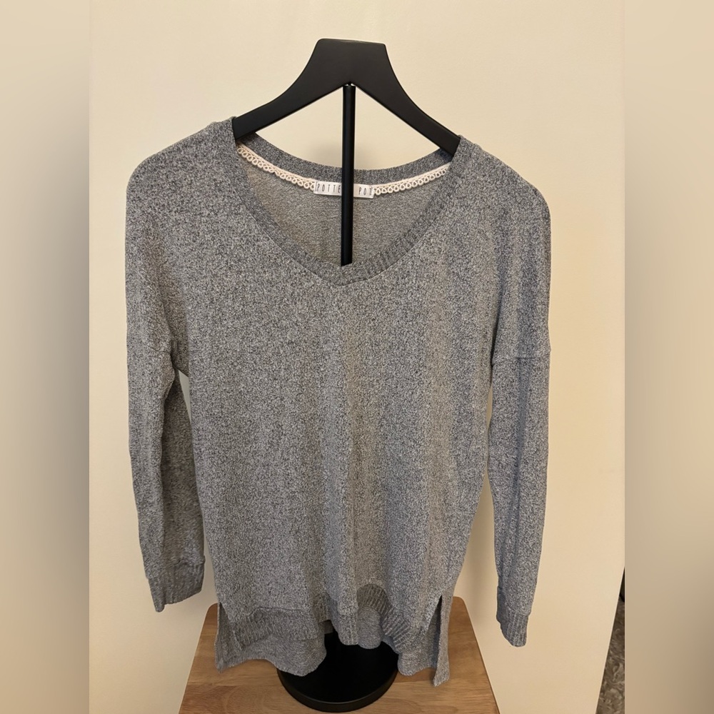 Gray Long-Sleeve V-Neck High-Low Top – Fits Like M/L